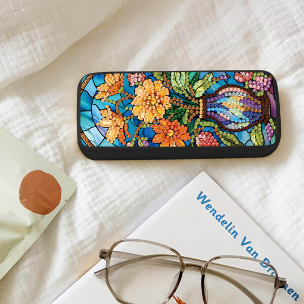 Zelf versierde brillenkoker met bloemen in warme kleuren