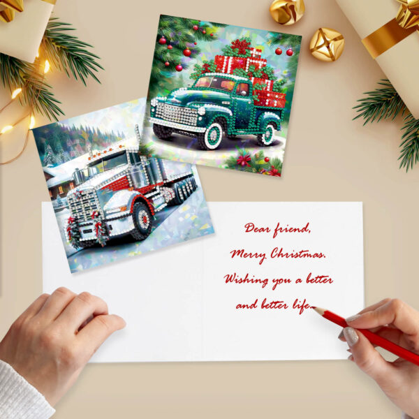 Kaart met groene truck vol kerstcadeaus