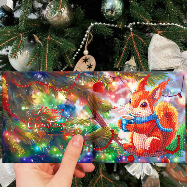 Diamond Painting kerstkaart met eekhoorn met blauwe sjaal en kerstballen