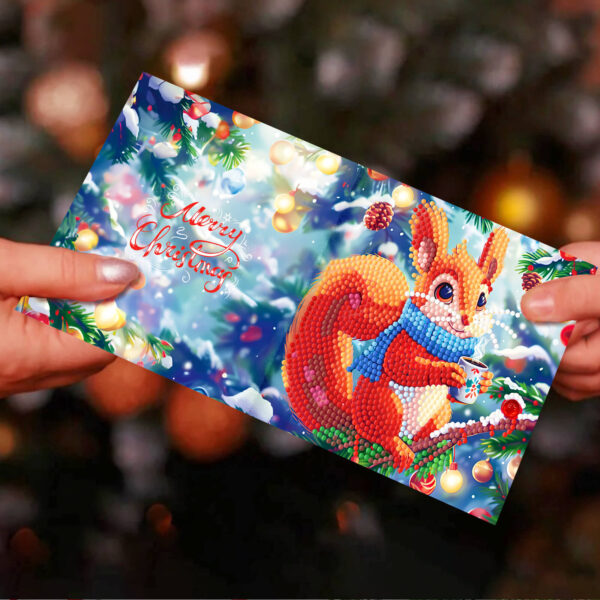 Diamond Painting kerstkaart met eekhoorn met blauwe sjaal en kerstballen