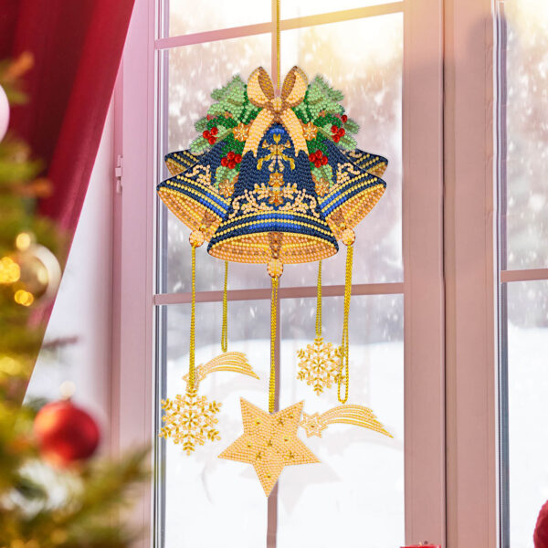 Diamond Painting raamhanger met blauwe kerstklokken, gouden steentjes en kerstgroen