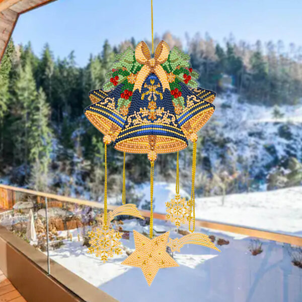 Raamhanger met Diamond Painting ontwerp van kerstklokken en winterse accenten