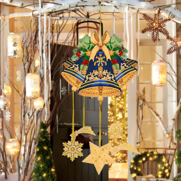 Diamond Painting hanger met kerstklokken, strik, takjes en decoratieve ornamenten