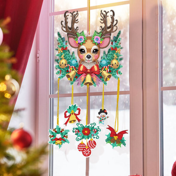 Diamond Painting rendier hanger bij raam met kerstdecoraties